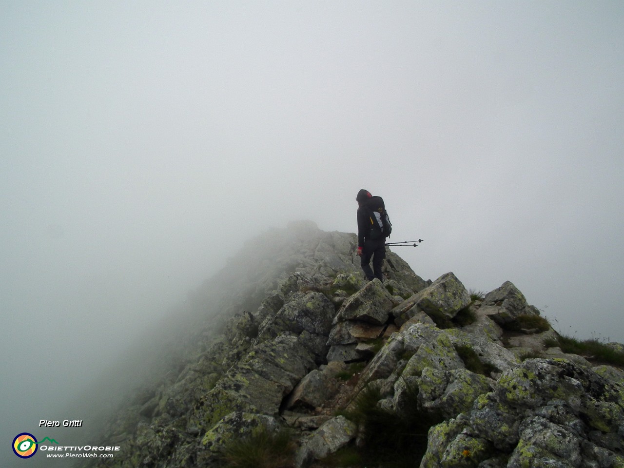 54 Scendiamo tra fitta nebbia....JPG